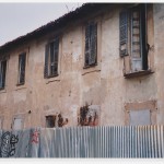 4.	La facciata verso il parco mostra il degrado a cui era arrivata la villa.