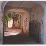 5.	Passaggio dal parcheggio al cortiletto interno.
